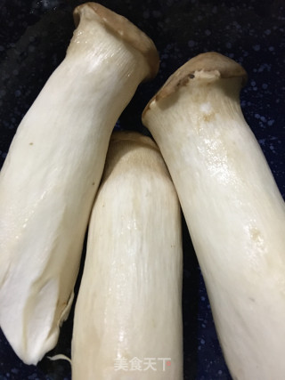 油炸杏鲍菇的做法步骤：1