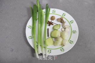 卤牛舌汤面的做法步骤：7