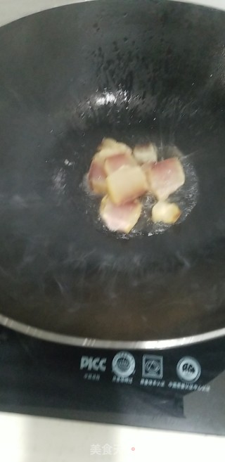 腊肉烧鸡爪的做法步骤：1