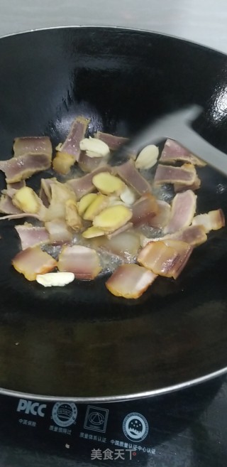 腊肉烧鸡爪的做法步骤：2
