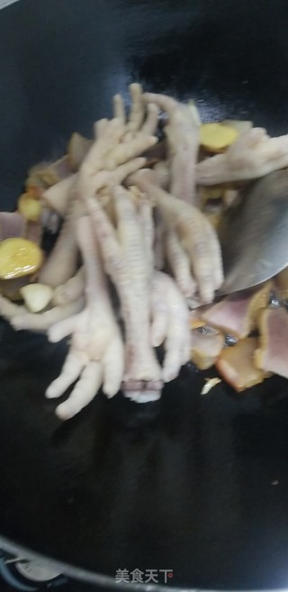 腊肉烧鸡爪的做法步骤：3