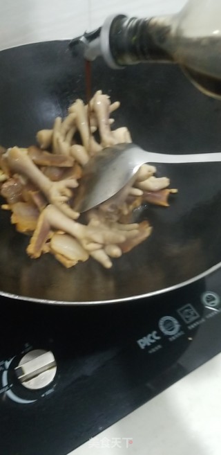 腊肉烧鸡爪的做法步骤：4