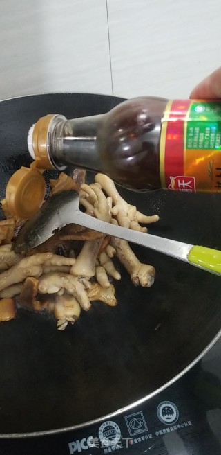 腊肉烧鸡爪的做法步骤：5