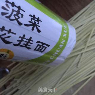 酸汤鸡蛋菠菜面的做法步骤：1