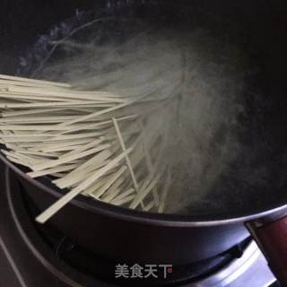 酸汤鸡蛋菠菜面的做法步骤：4