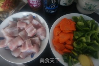 轻盐轻食酱焖黑鱼年年有余的做法步骤：1
