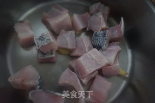 轻盐轻食酱焖黑鱼年年有余的做法步骤：3