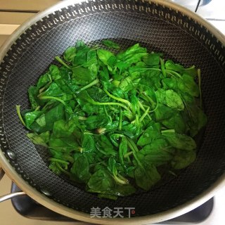 菠菜蒸蛋的做法步骤：1