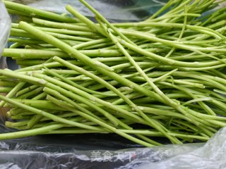“早春美味”火腿肠炒藜蒿的做法步骤：1