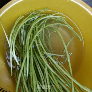 “早春美味”火腿肠炒藜蒿的做法步骤：2