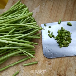 “早春美味”火腿肠炒藜蒿的做法步骤：3