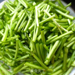 “早春美味”火腿肠炒藜蒿的做法步骤：4