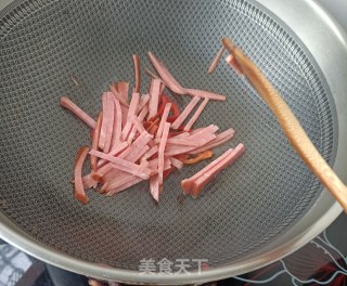 “早春美味”火腿肠炒藜蒿的做法步骤：7