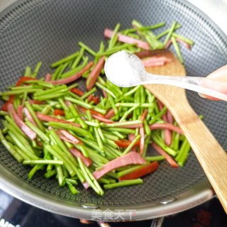 “早春美味”火腿肠炒藜蒿的做法步骤：9