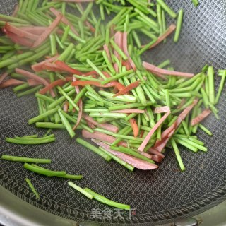 “早春美味”火腿肠炒藜蒿的做法步骤：10