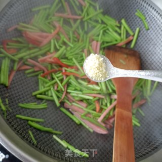 “早春美味”火腿肠炒藜蒿的做法步骤：11