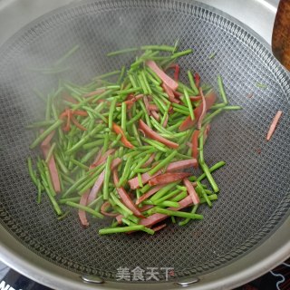 “早春美味”火腿肠炒藜蒿的做法步骤：12