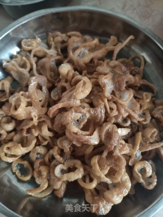酸笋炒大肠的做法步骤：3