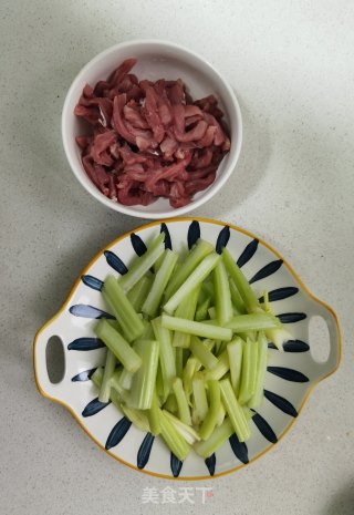 西芹炒里脊的做法步骤：2