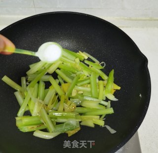 西芹炒里脊的做法步骤：10