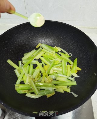 西芹炒里脊的做法步骤：11