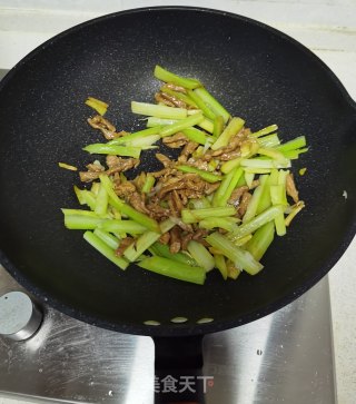 西芹炒里脊的做法步骤：12