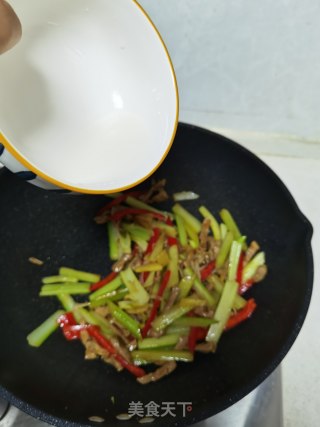西芹炒里脊的做法步骤：14