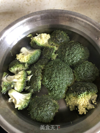 腊肉炒西兰花的做法步骤：1