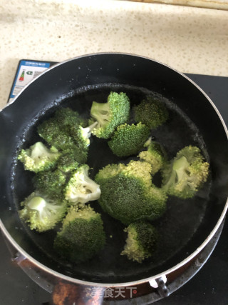 腊肉炒西兰花的做法步骤：2