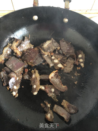 腊肉炒西兰花的做法步骤：3