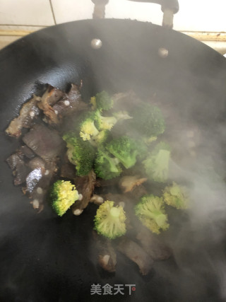 腊肉炒西兰花的做法步骤：4