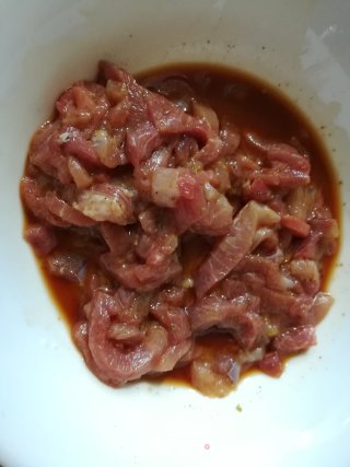 荠菜肉丝炒年糕的做法步骤：2