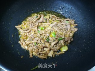荠菜肉丝炒年糕的做法步骤：6