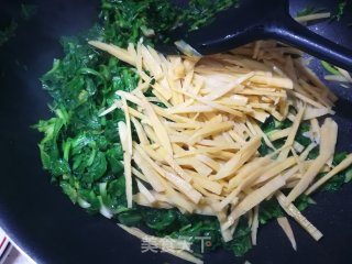 荠菜肉丝炒年糕的做法步骤：8