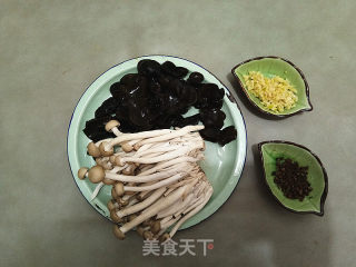 蒜香蟹味菇拌木耳的做法步骤：1