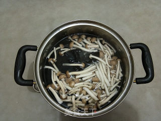 蒜香蟹味菇拌木耳的做法步骤：3