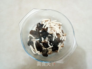 蒜香蟹味菇拌木耳的做法步骤：4