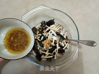 蒜香蟹味菇拌木耳的做法步骤：10