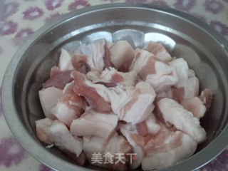 红烧肉熏鸡蛋烩大白菜的做法步骤：1