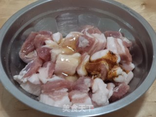 红烧肉熏鸡蛋烩大白菜的做法步骤：2