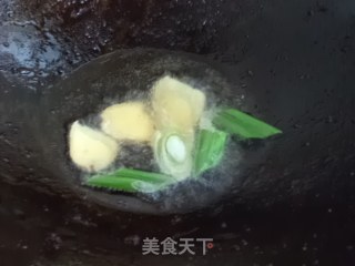 红烧肉熏鸡蛋烩大白菜的做法步骤：3