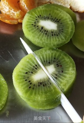水果花朵拼盘的做法步骤：1