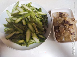 腊肉炒芦笋的做法步骤：1
