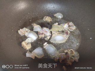 腊肉炒芦笋的做法步骤：2