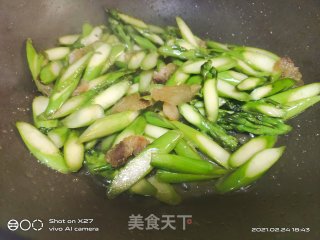 腊肉炒芦笋的做法步骤：6