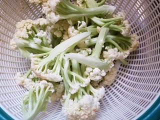 荷兰豆炒菜花的做法步骤：2