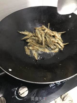 香煎小鱼干的做法步骤：1