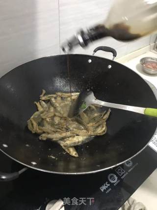 香煎小鱼干的做法步骤：2