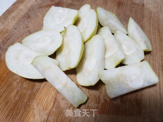 冰糖雪梨炖桃胶的做法步骤：2