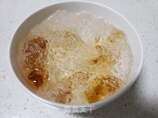 冰糖雪梨炖桃胶的做法步骤：4